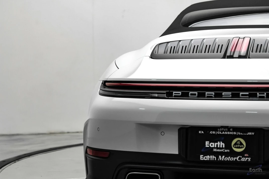 2025 Porsche 992 Carrera - Image 17 of 31