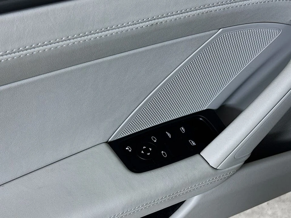 2025 Porsche 992 Carrera - Image 17 of 31