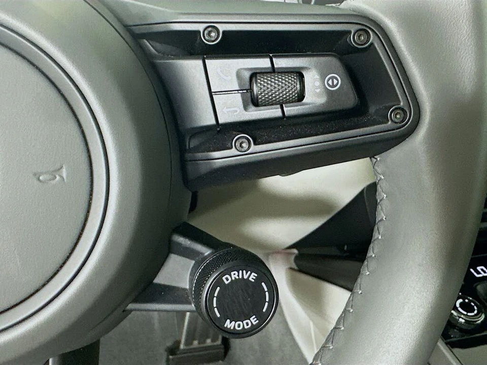 2025 Porsche 992 Carrera - Image 19 of 31