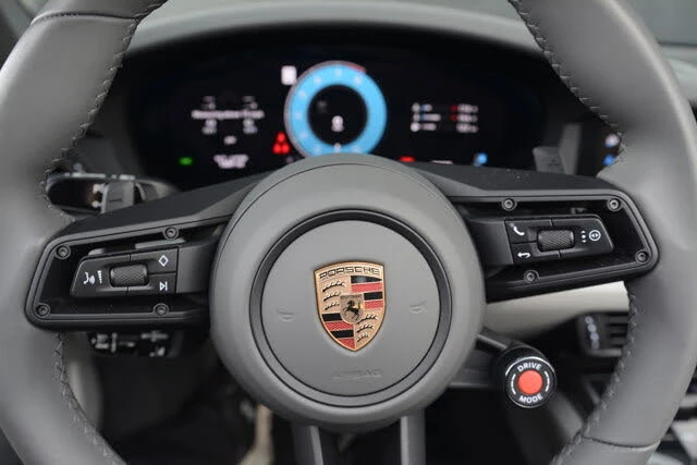 2025 Porsche 992 Carrera - Image 17 of 31