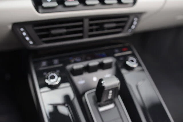 2025 Porsche 992 Carrera - Image 23 of 31