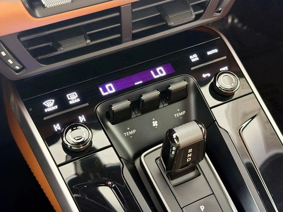 2025 Porsche 992 Carrera - Image 16 of 30