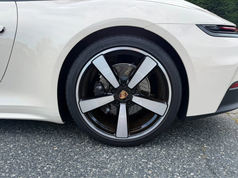 2025 Porsche 992 Carrera - Image 14 of 31