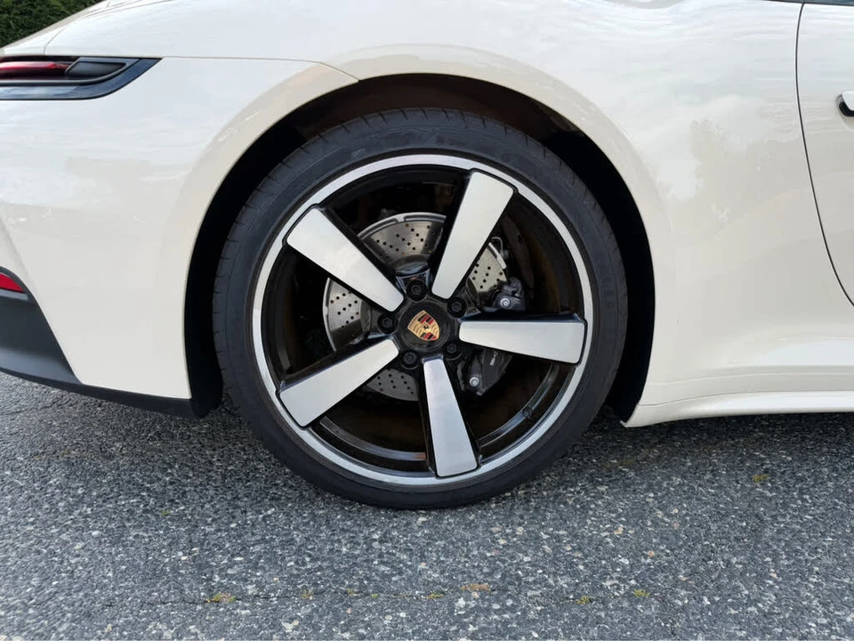 2025 Porsche 992 Carrera - Image 11 of 31