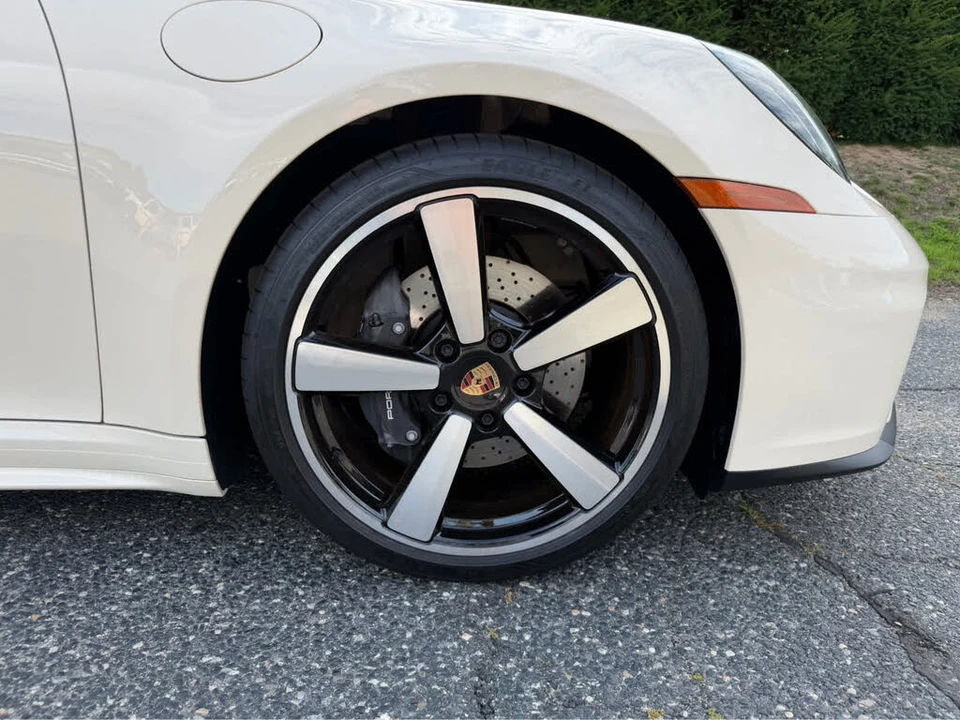 2025 Porsche 992 Carrera - Image 12 of 31