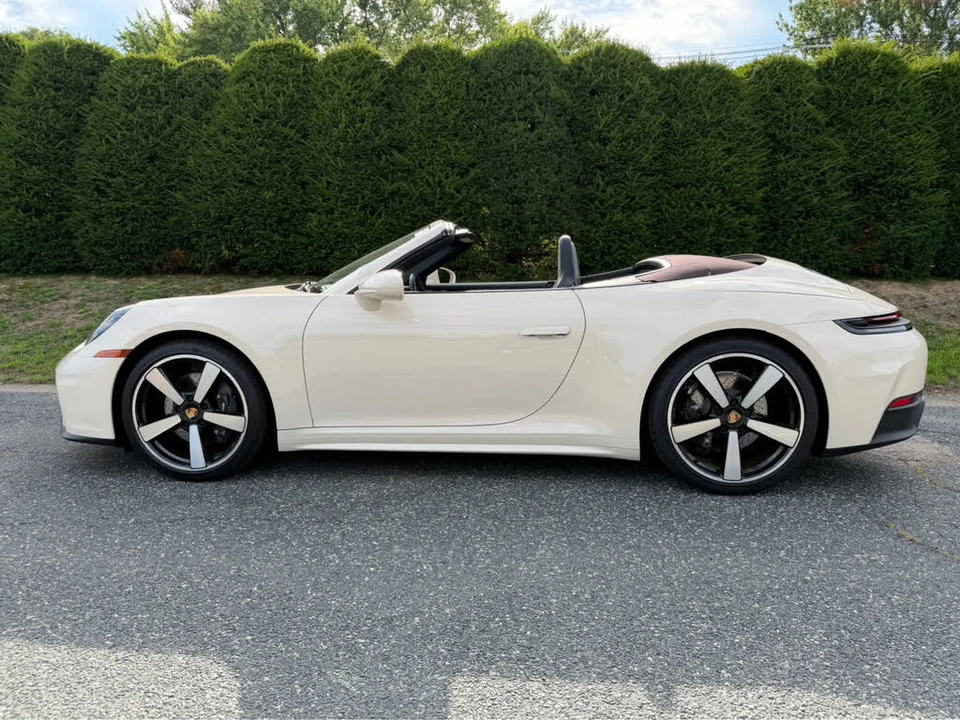 2025 Porsche 992 Carrera - Image 16 of 31