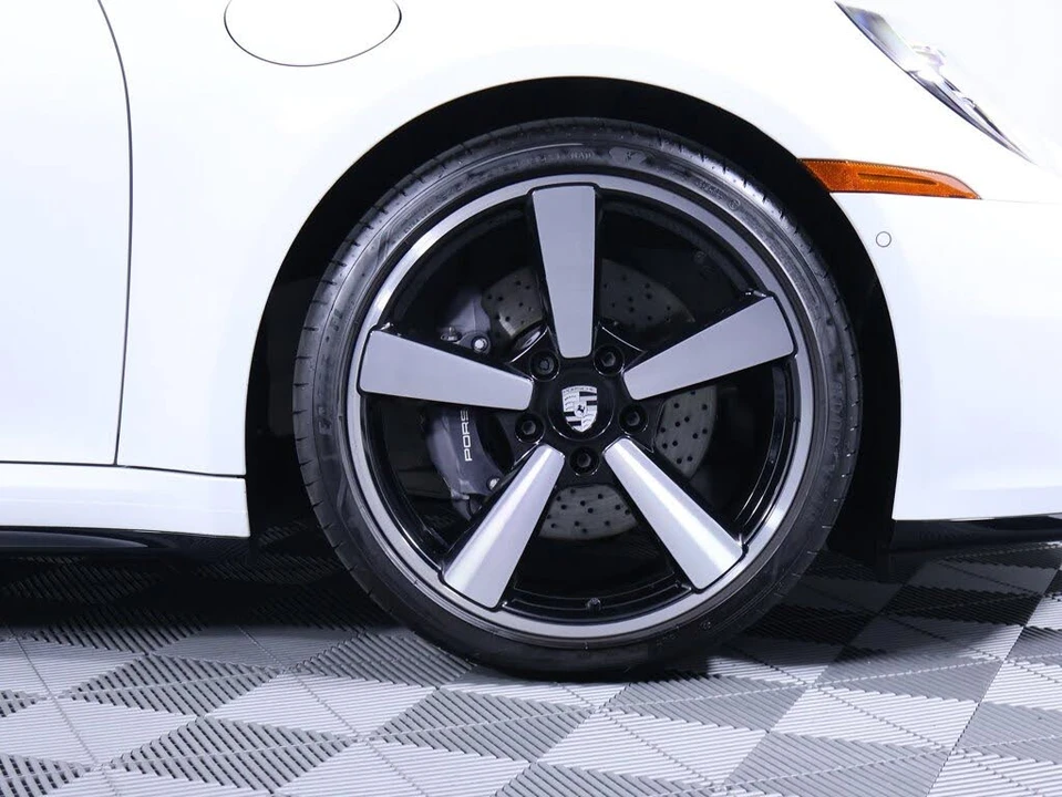 2025 Porsche 992 Carrera - Image 13 of 26