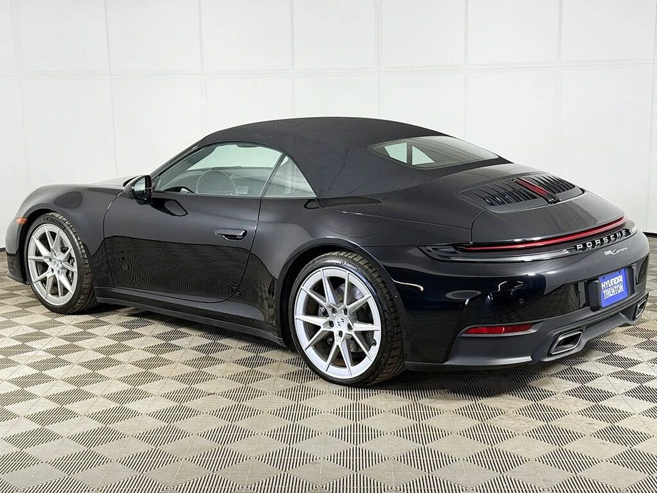 2025 Porsche 992 Carrera - Image 14 of 31