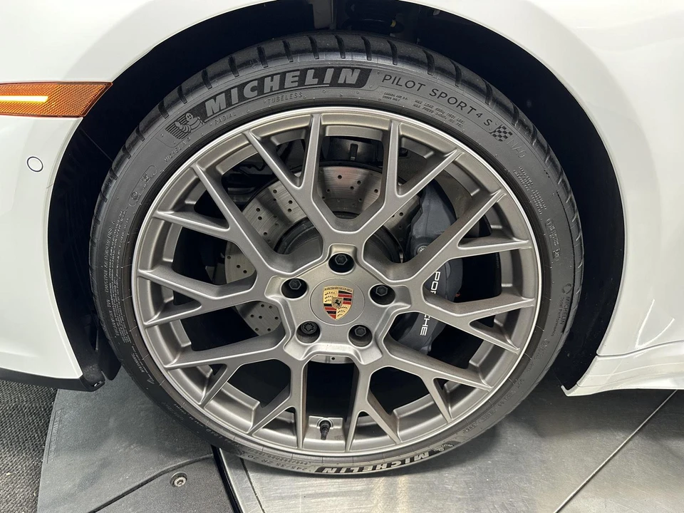2025 Porsche 992 Carrera - Image 11 of 31