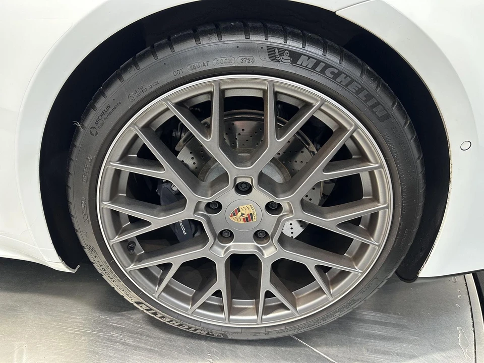2025 Porsche 992 Carrera - Image 12 of 31