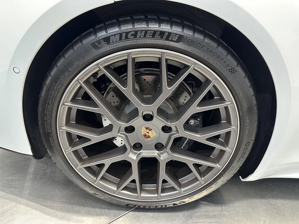 2025 Porsche 992 Carrera - Image 13 of 31