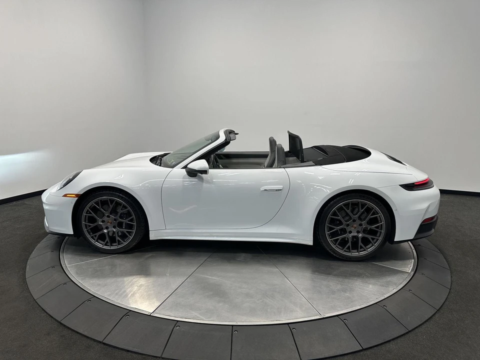 2025 Porsche 992 Carrera - Image 16 of 31