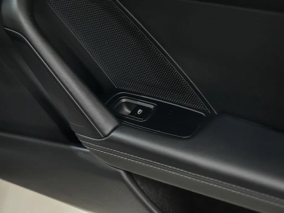2025 Porsche 992 Carrera - Image 17 of 31