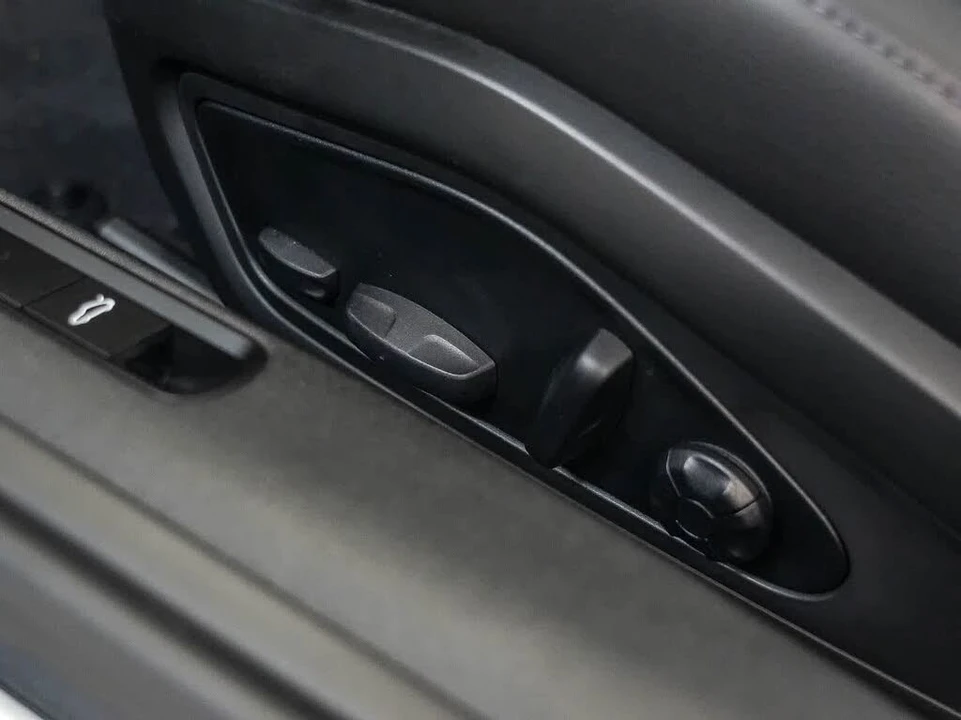 2025 Porsche 992 Carrera - Image 24 of 30