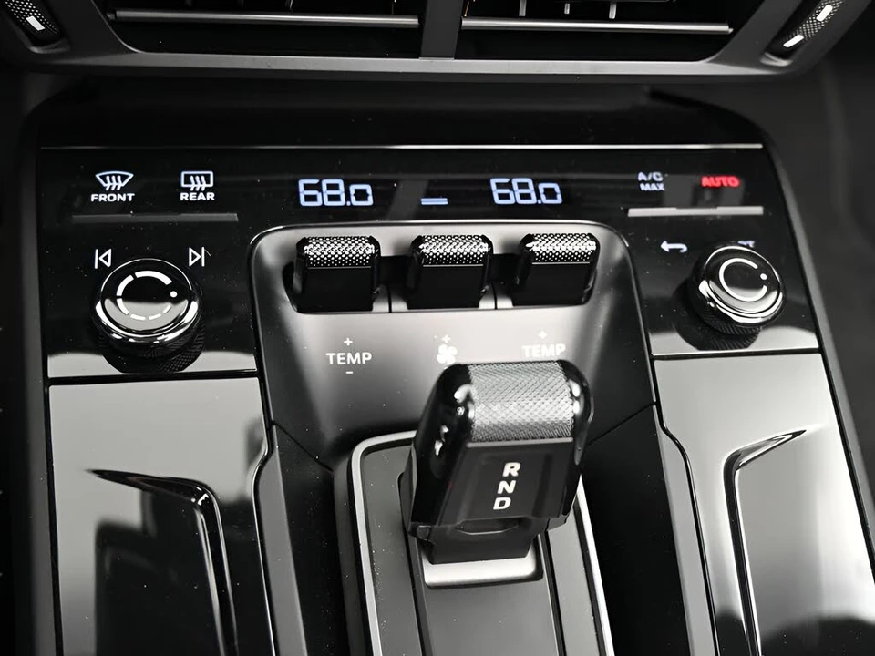 2025 Porsche 992 Carrera - Image 14 of 31
