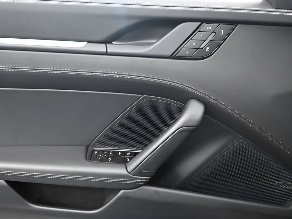 2025 Porsche 992 Carrera - Image 12 of 31