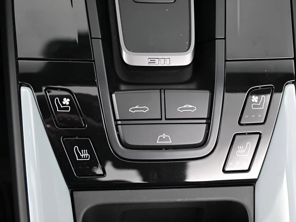 2025 Porsche 992 Carrera - Image 13 of 31