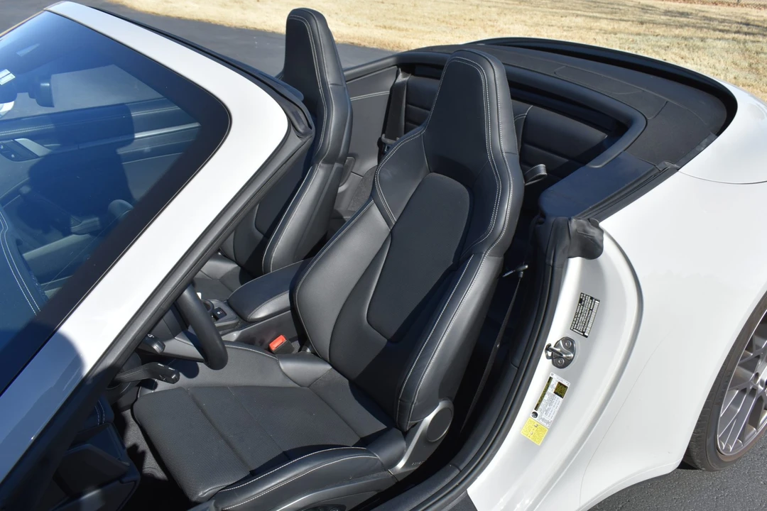 2025 Porsche 992 Carrera - Image 4 of 6
