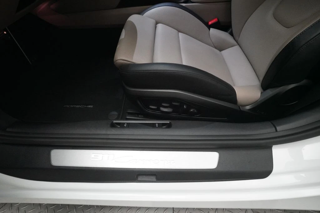 2025 Porsche 992 Carrera - Image 11 of 31