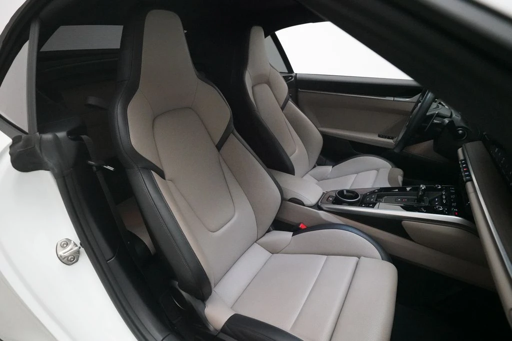 2025 Porsche 992 Carrera - Image 24 of 31