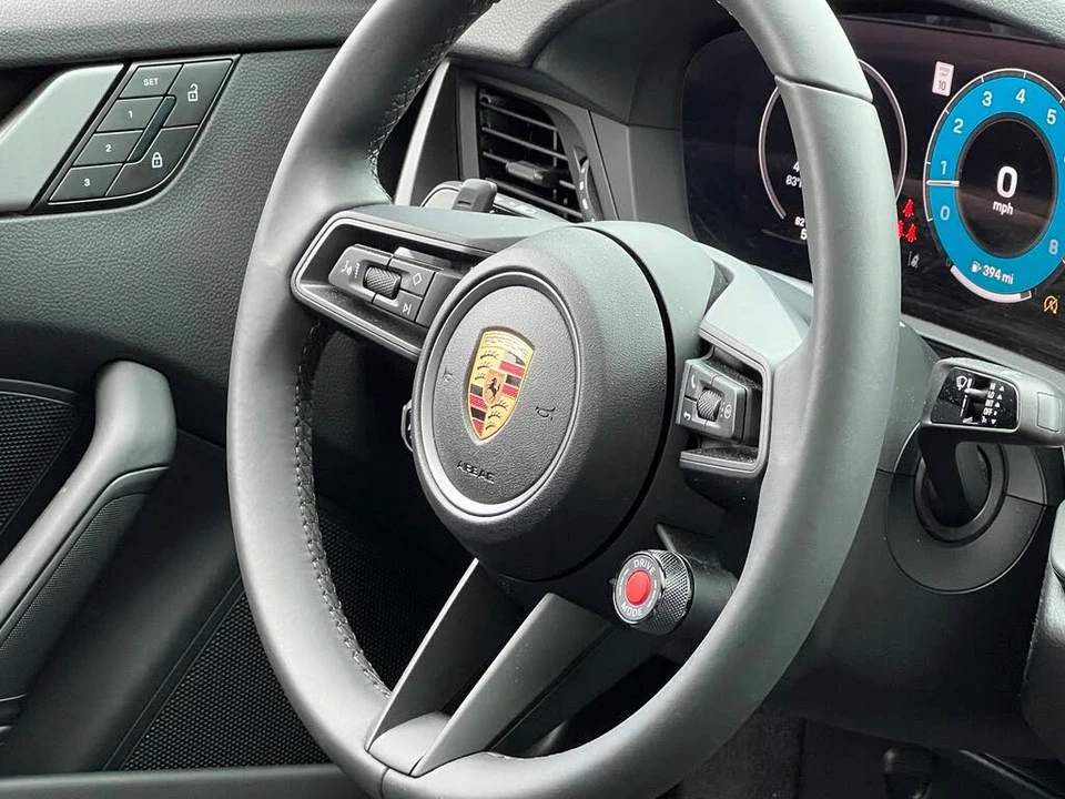 2025 Porsche 992 Carrera - Image 21 of 31