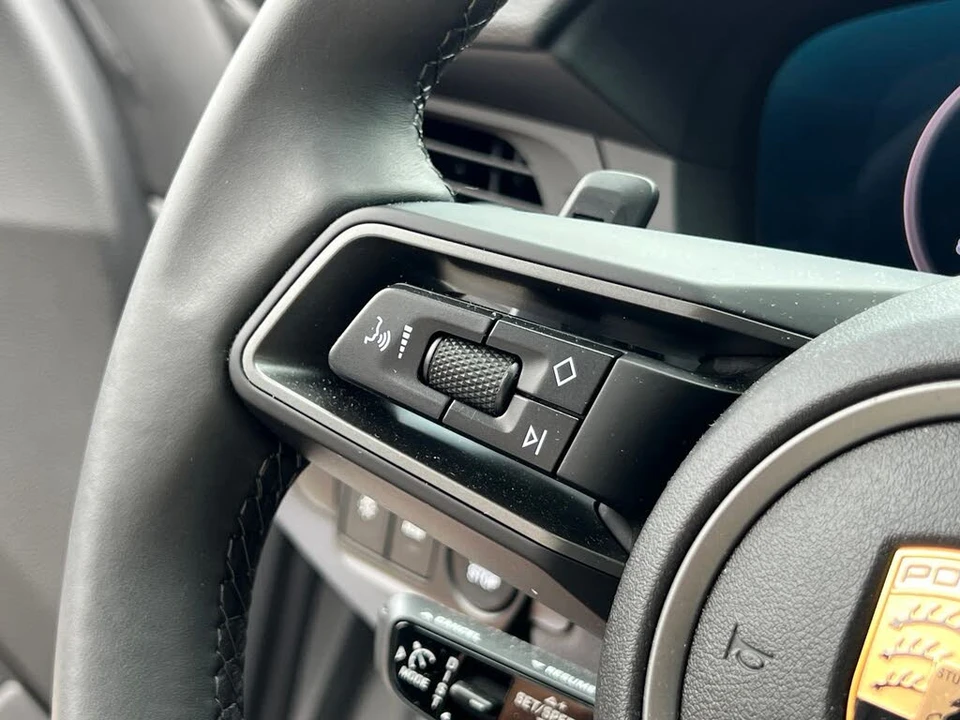 2025 Porsche 992 Carrera - Image 22 of 31