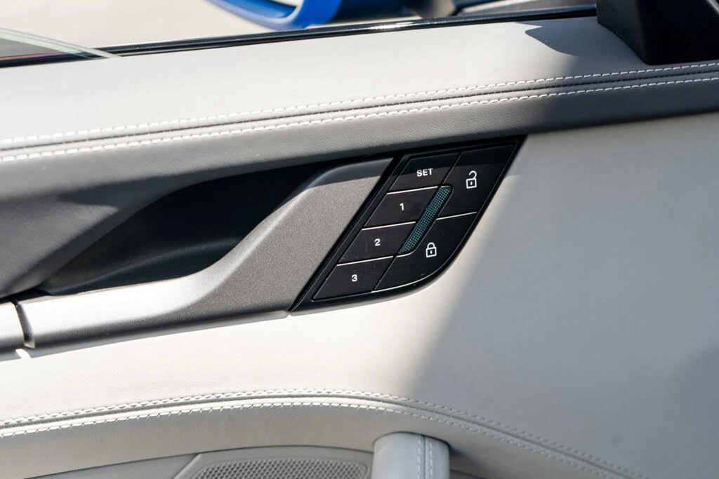 2025 Porsche 992 Carrera - Image 11 of 31