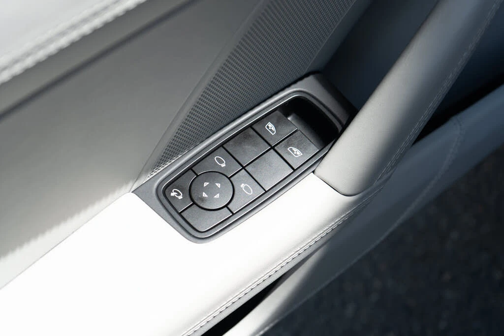 2025 Porsche 992 Carrera - Image 12 of 31