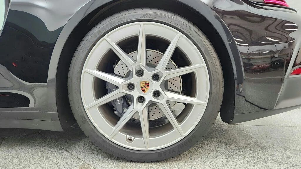 2025 Porsche 992 Carrera - Image 14 of 31
