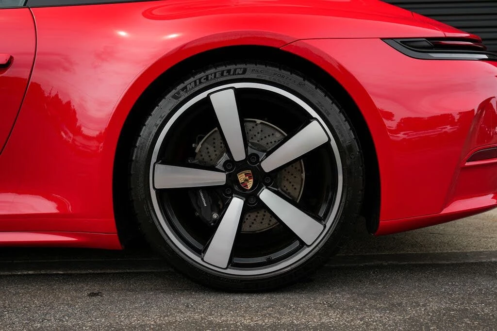 2025 Porsche 992 Carrera - Image 11 of 31