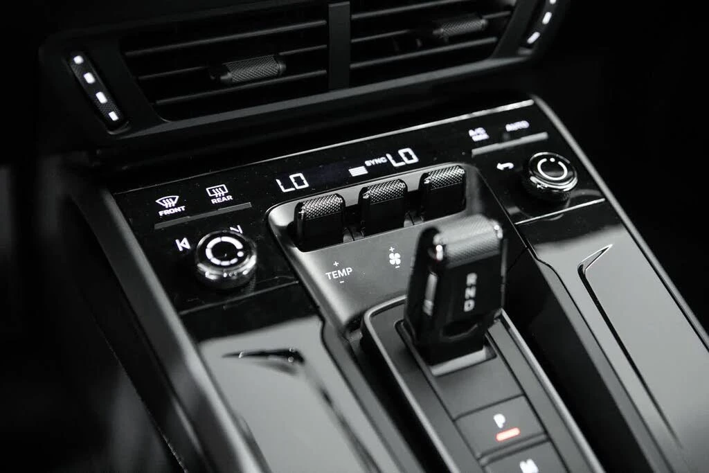 2025 Porsche 992 Carrera - Image 24 of 31