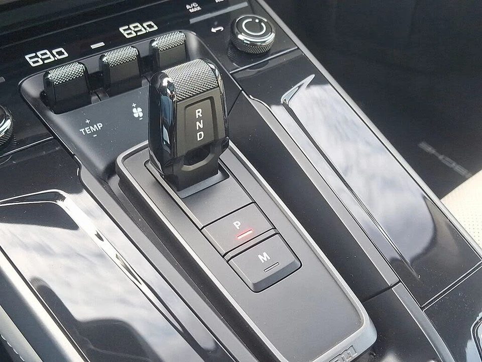 2025 Porsche 992 Carrera - Image 15 of 31
