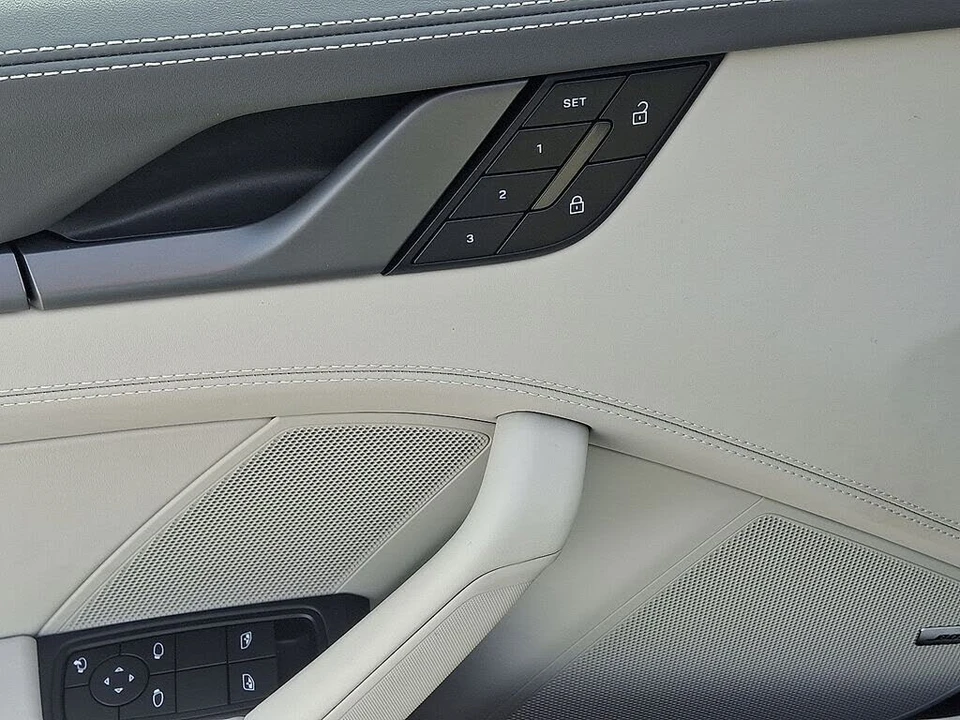 2025 Porsche 992 Carrera - Image 13 of 31