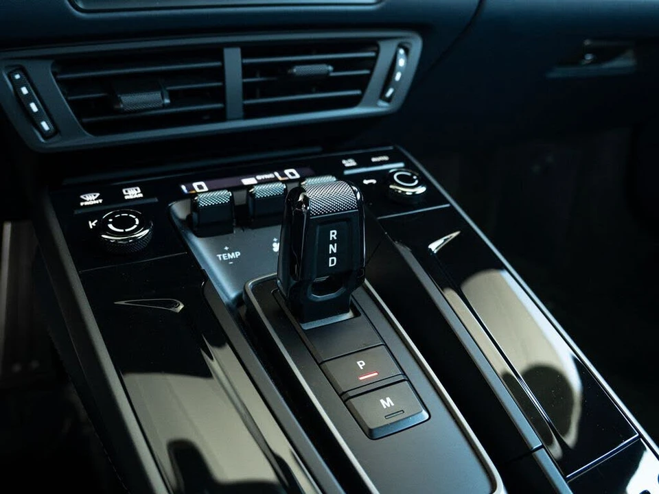 2025 Porsche 992 Carrera - Image 10 of 31