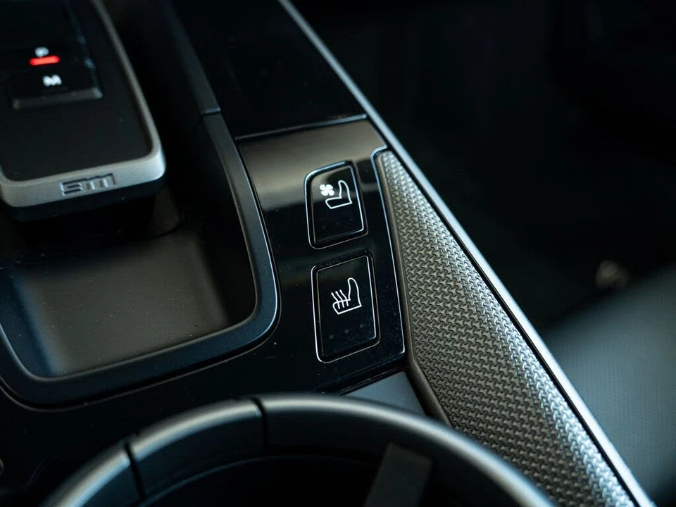2025 Porsche 992 Carrera - Image 13 of 31