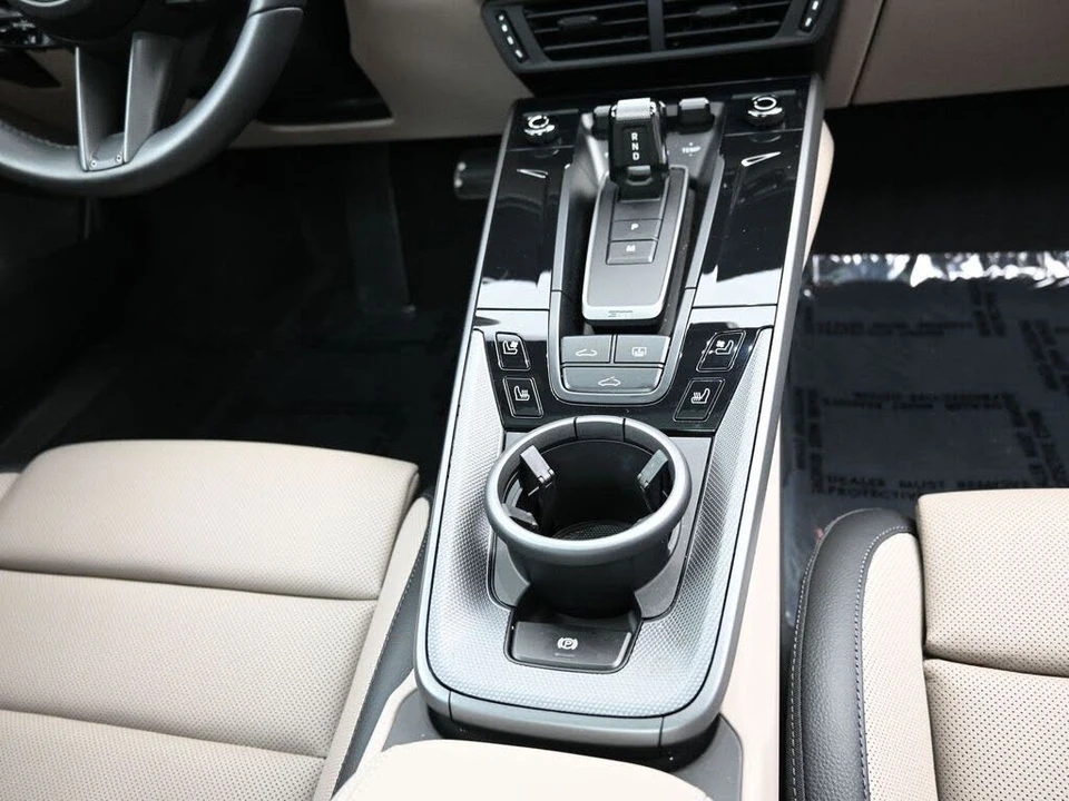 2025 Porsche 992 Carrera - Image 25 of 31