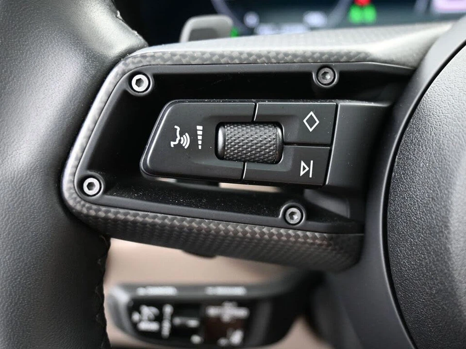 2025 Porsche 992 Carrera - Image 12 of 31