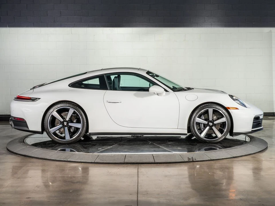 2025 Porsche 992 Carrera - Image 8 of 31