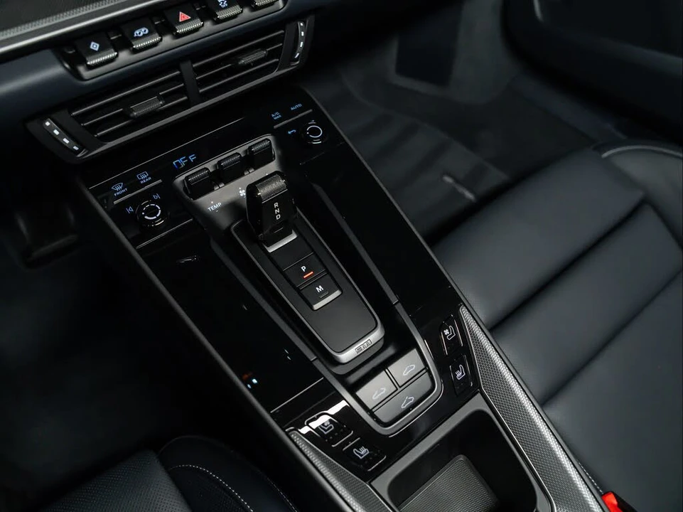 2025 Porsche 992 Carrera - Image 25 of 31