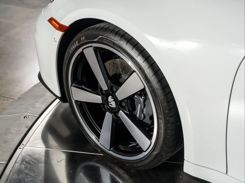 2025 Porsche 992 Carrera - Image 15 of 31