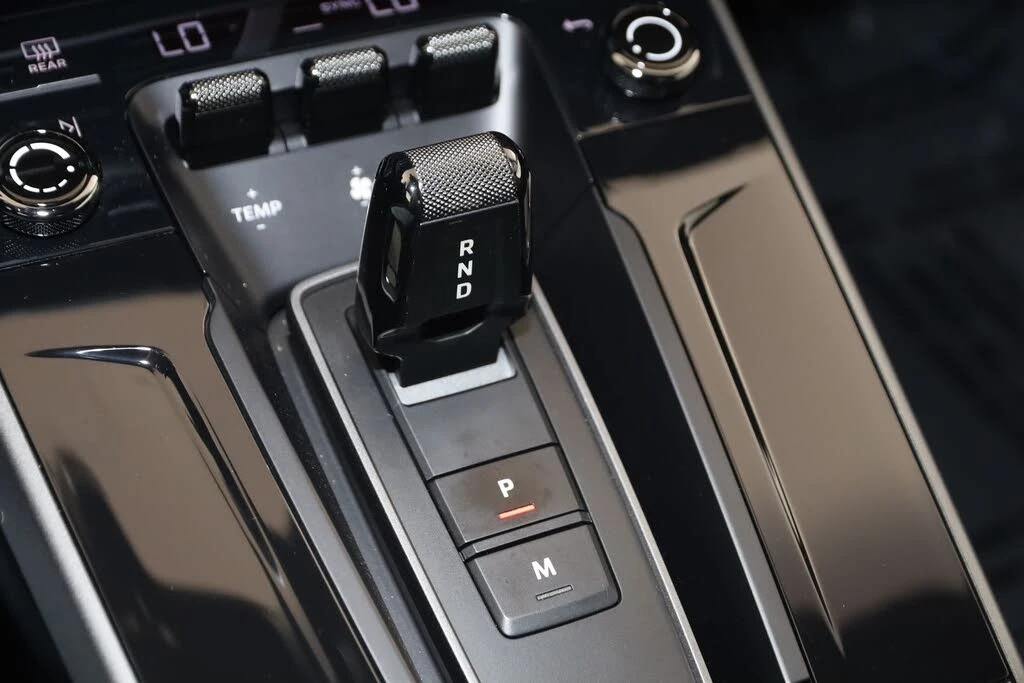 2025 Porsche 992 Carrera - Image 8 of 31