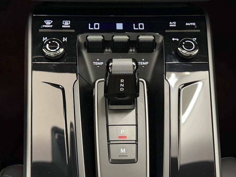 2025 Porsche 992 Carrera - Image 17 of 31