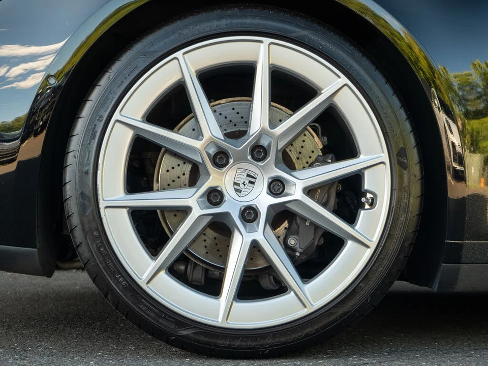 2025 Porsche 992 Carrera - Image 14 of 31