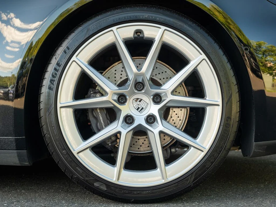 2025 Porsche 992 Carrera - Image 13 of 31