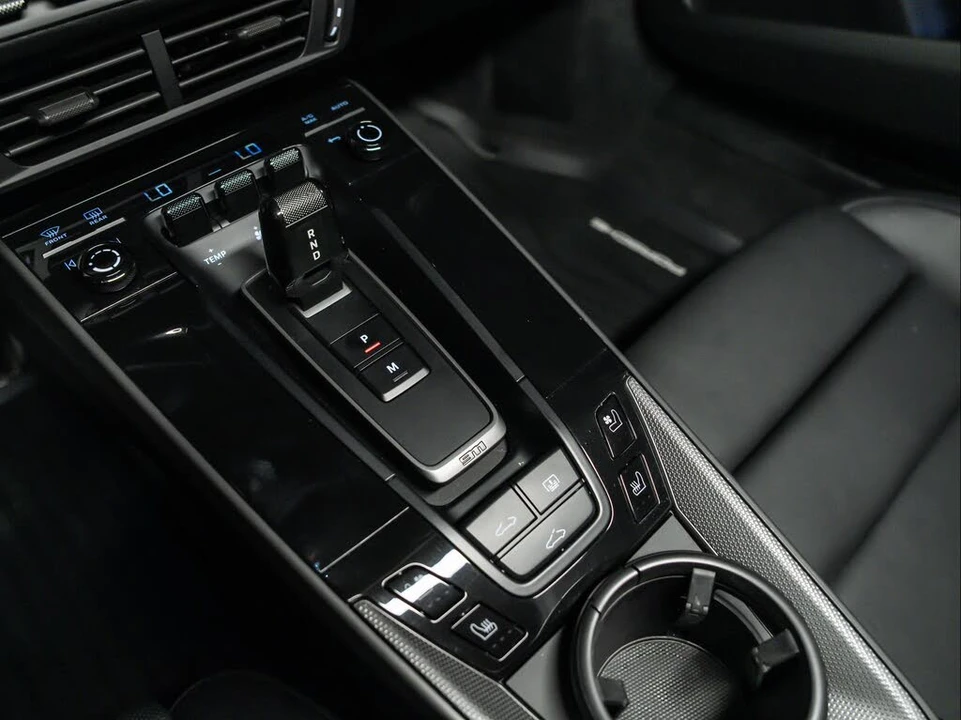 2025 Porsche 992 Carrera - Image 25 of 31