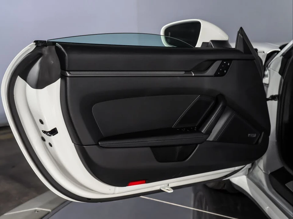 2025 Porsche 992 Carrera - Image 21 of 31