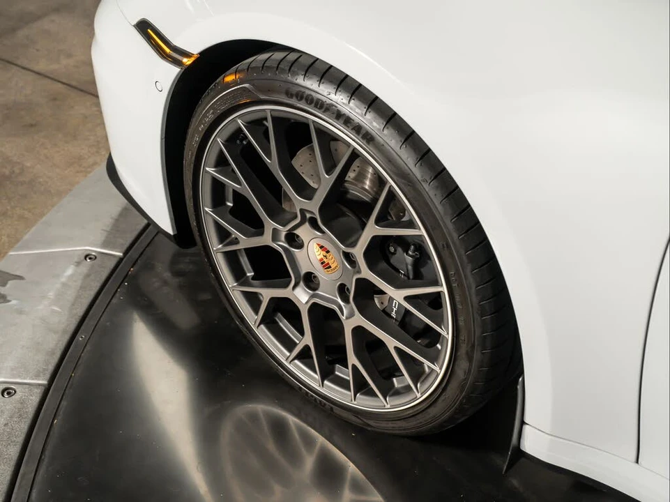 2025 Porsche 992 Carrera - Image 15 of 31