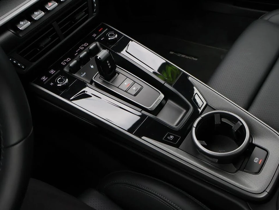 2025 Porsche 992 Carrera - Image 20 of 31