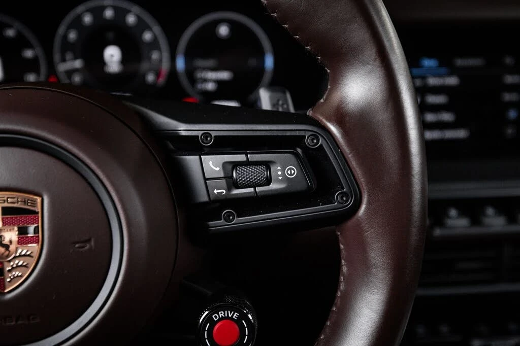 2025 Porsche 992 Carrera - Image 16 of 30