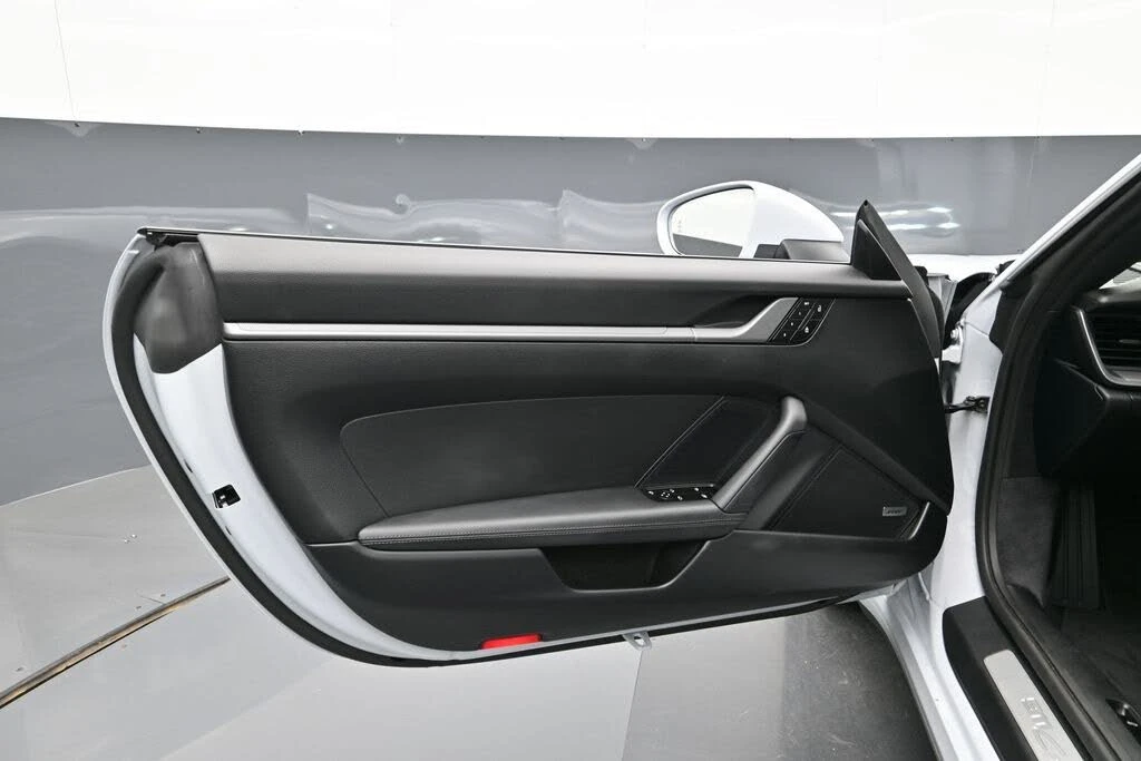 2025 Porsche 992 Carrera - Image 8 of 31